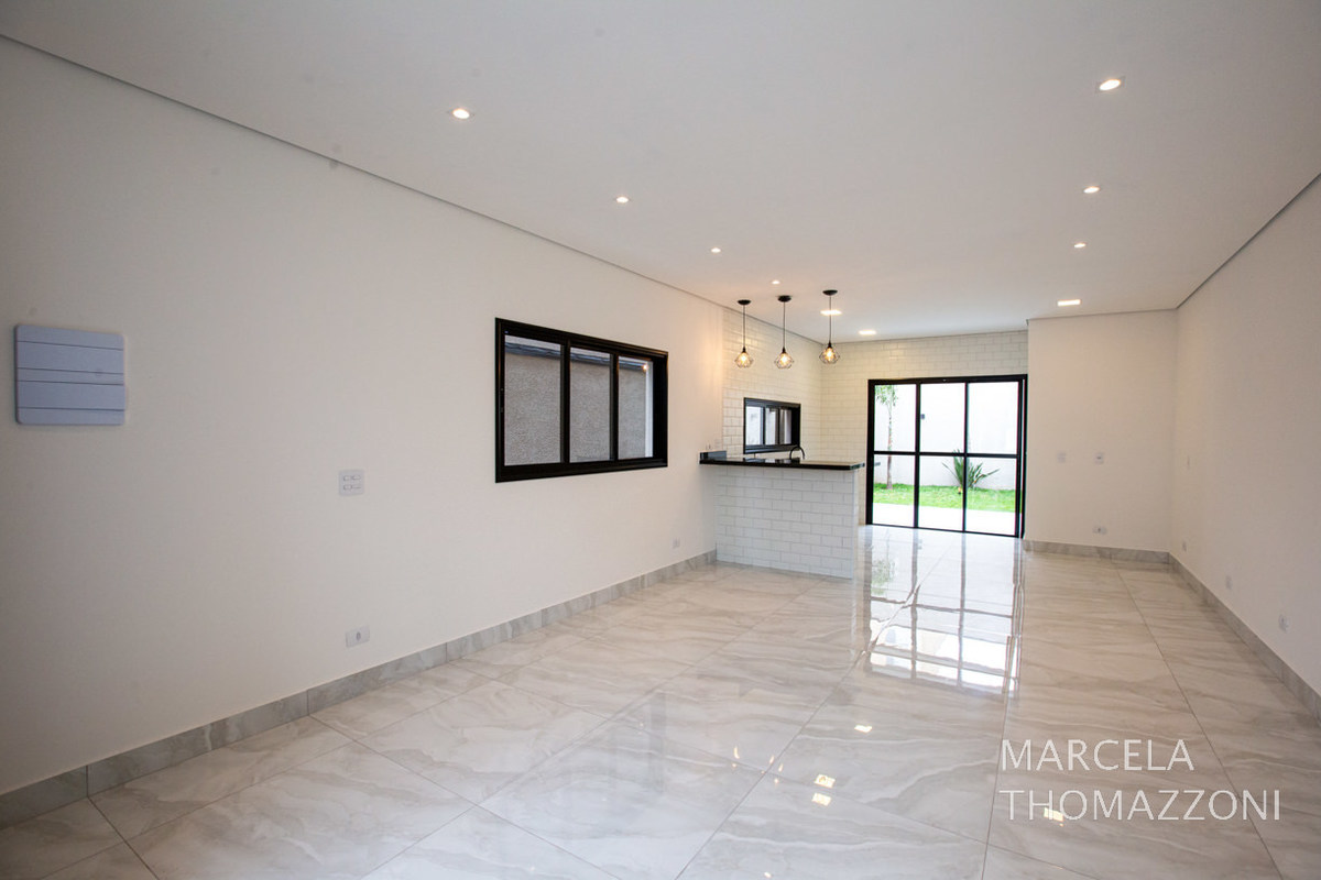 vista ampla da sala e cozinha pela escada