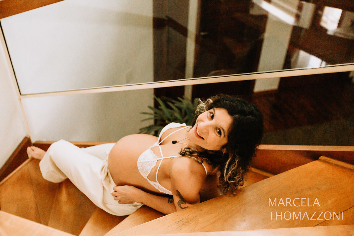 gravidinha na escada 