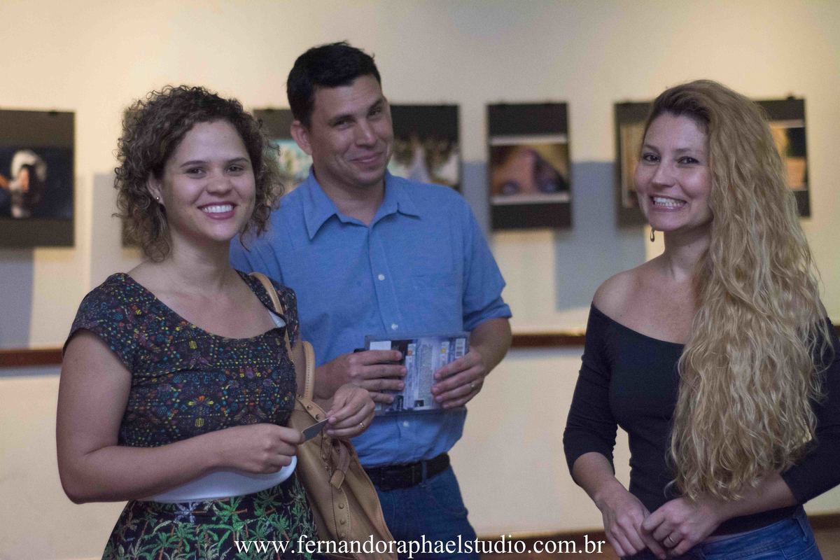 Noivos na exposição fotografic