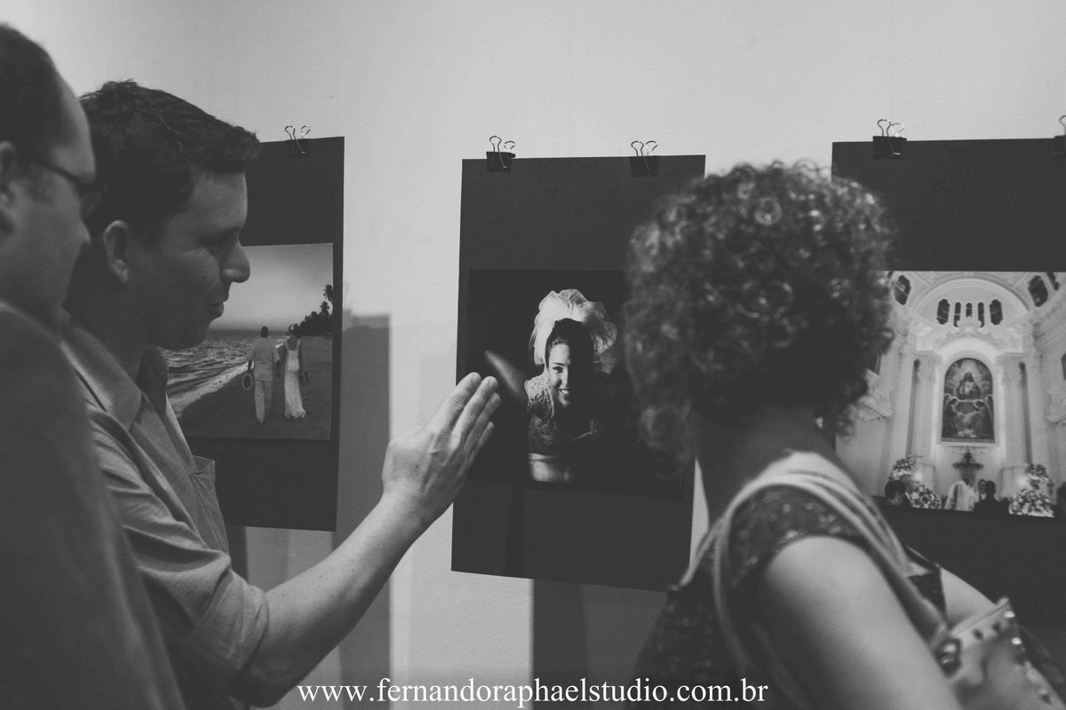 noivos na exposição de casamentos