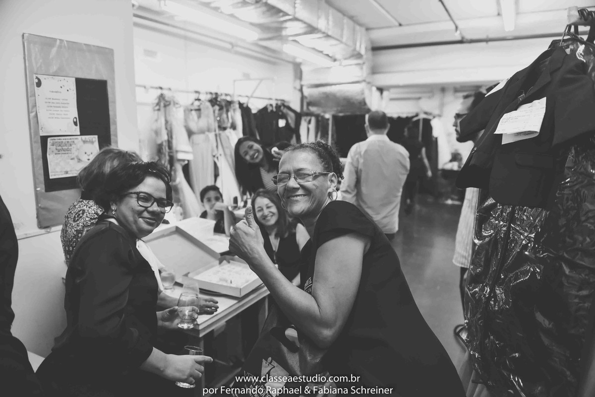 bastidores de loja de vestidos de noivas