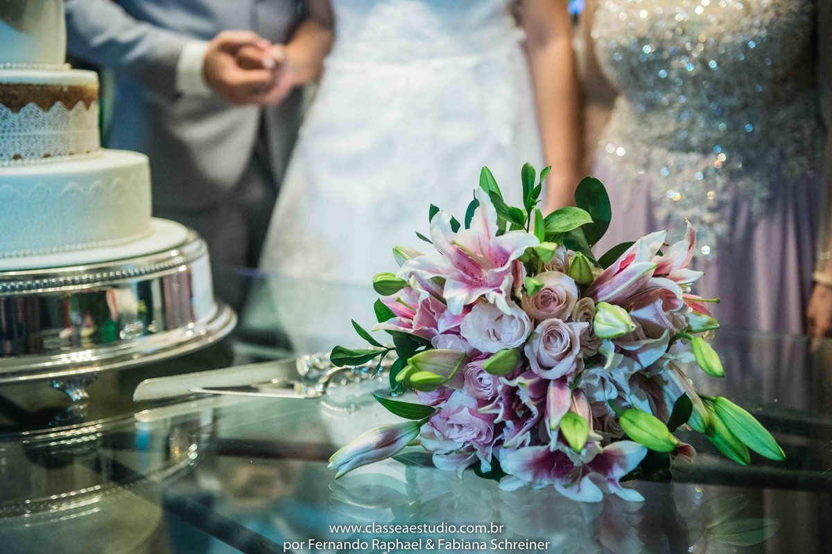 buquet e bolo de casamento
