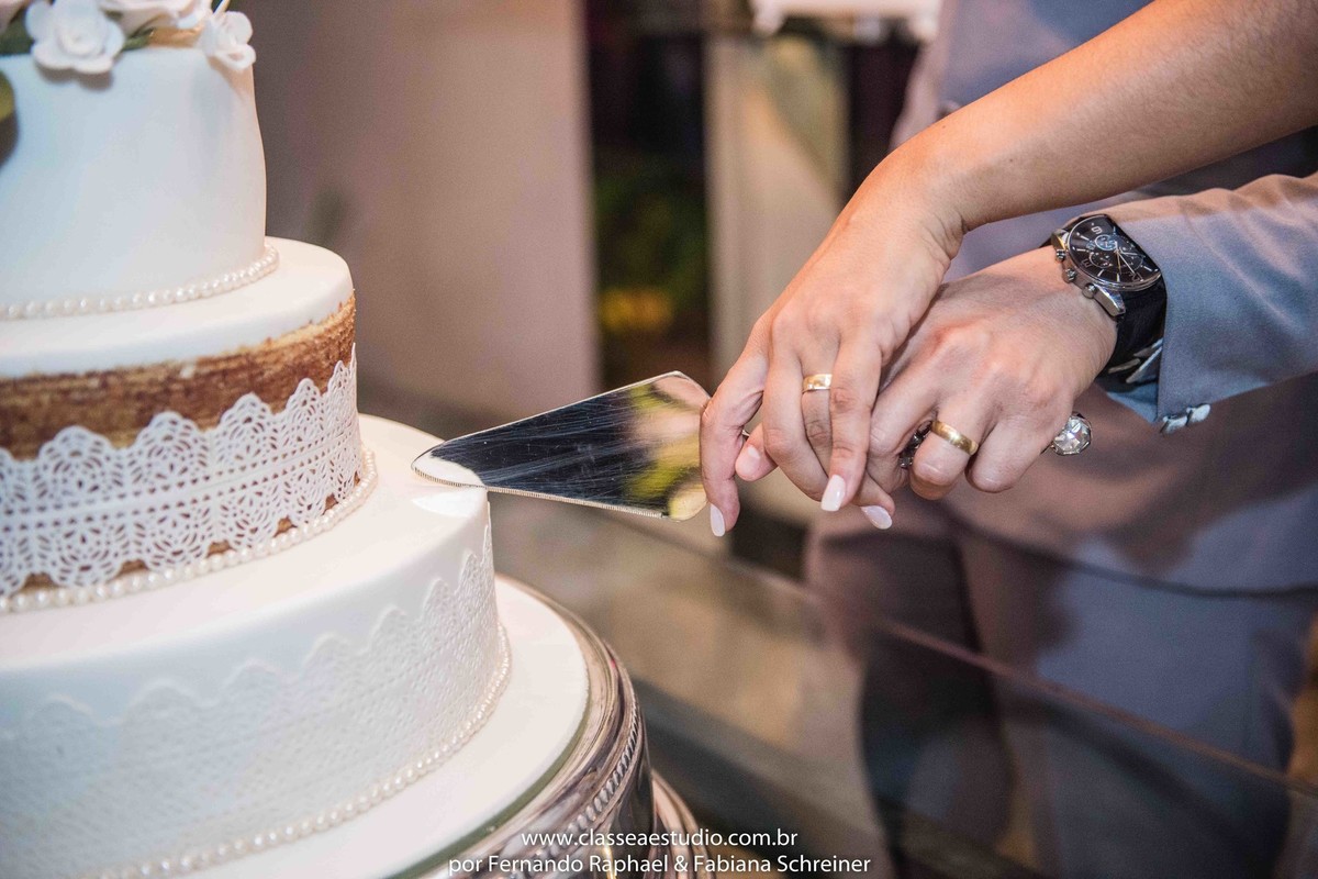 corte do bolo de casamento