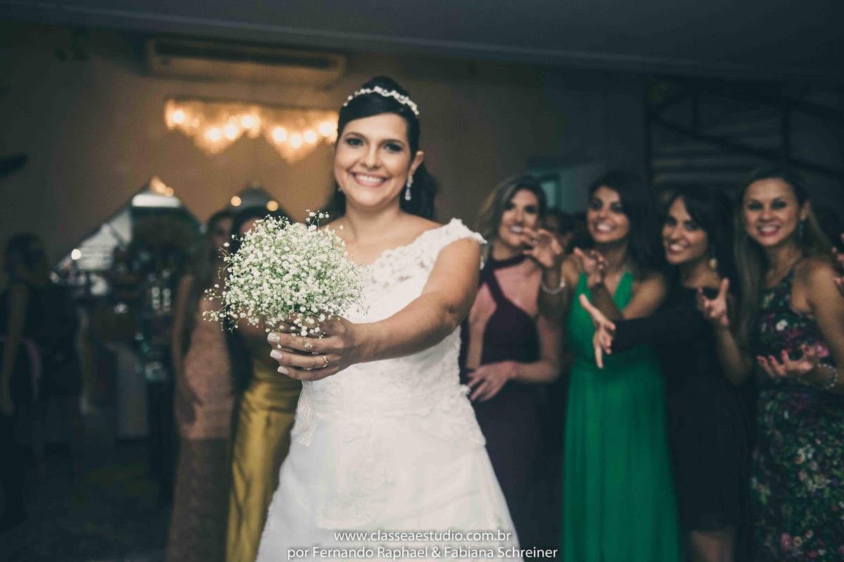 noiva jogando o buquet