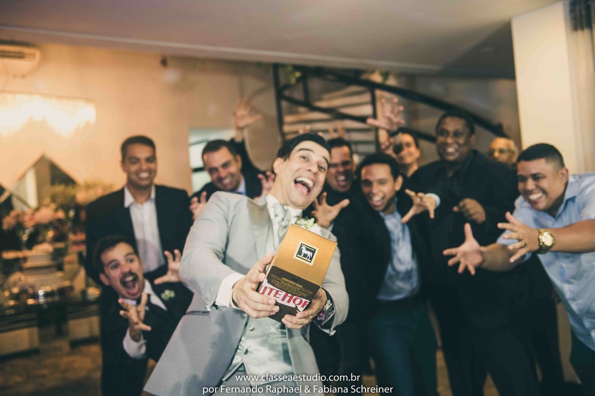 jogando o whisky do noivo