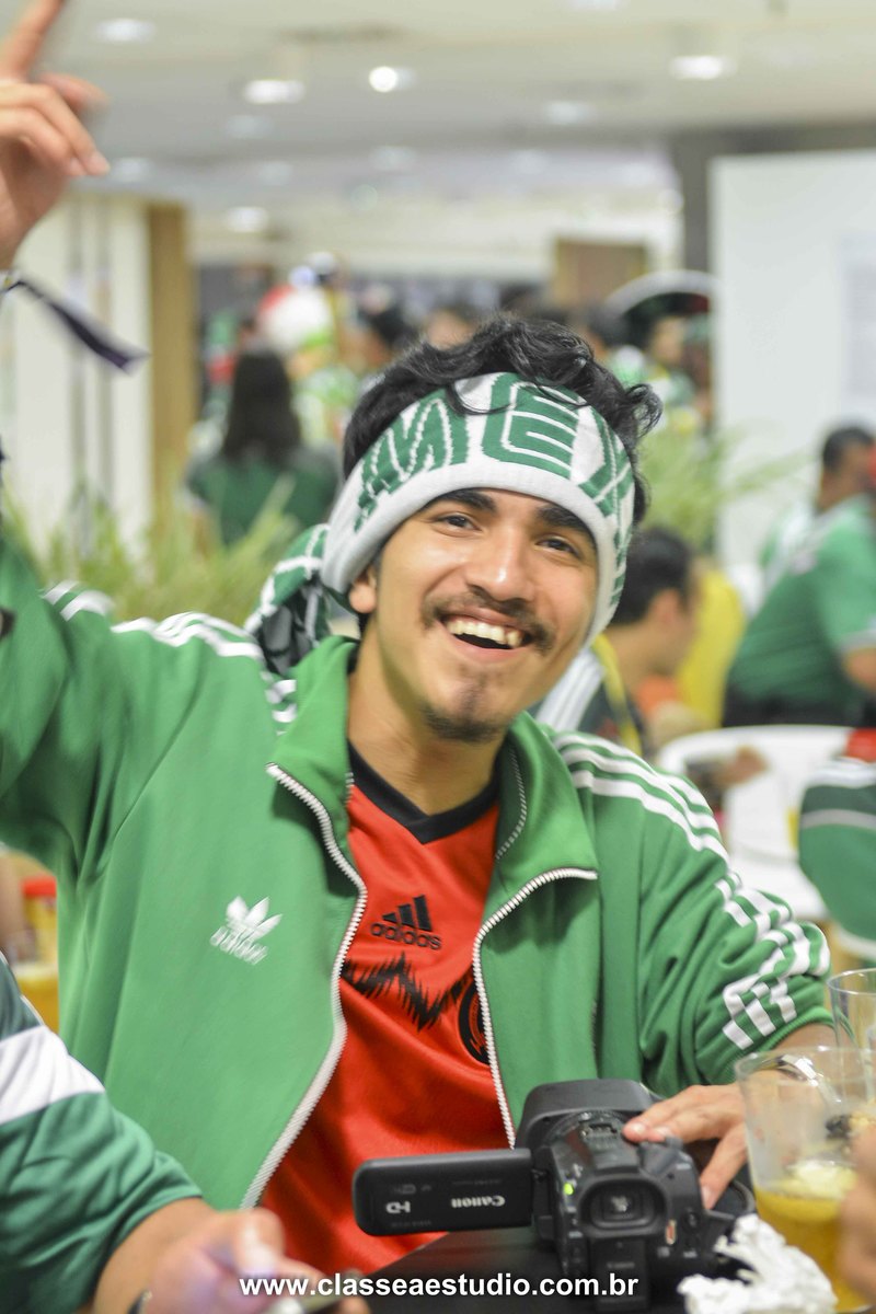 A Copa do Mundo de 2014 foi no Brasil, e a emoção correu solta pelo país afora, em cada jogo, mexendo com toda a população brasileira e mundial que foi curtir os jogos das seleções. Neste álbum, pode