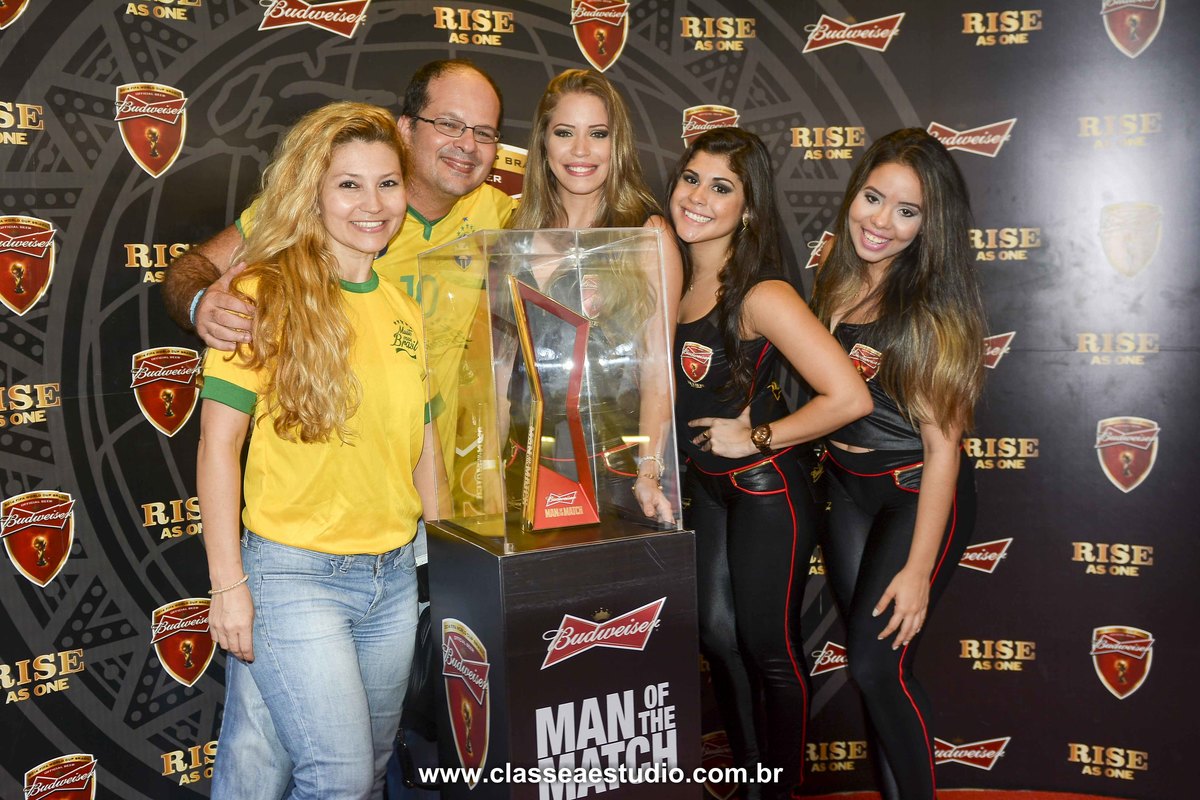 A Copa do Mundo de 2014 foi no Brasil, e a emoção correu solta pelo país afora, em cada jogo, mexendo com toda a população brasileira e mundial que foi curtir os jogos das seleções. Neste álbum, pode