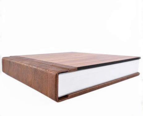 Álbuns fotográficos para casamento com capa de madeira e gravação a laser