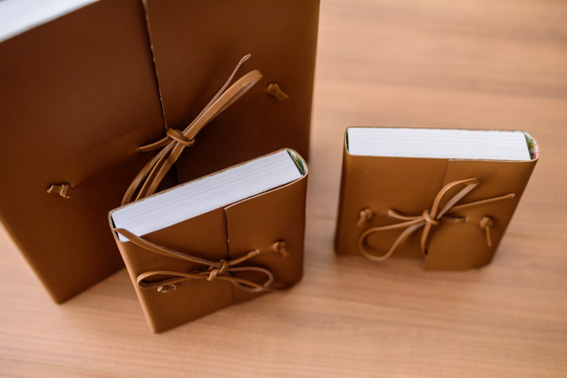 Mini álbuns fotográficos em couro com replicas