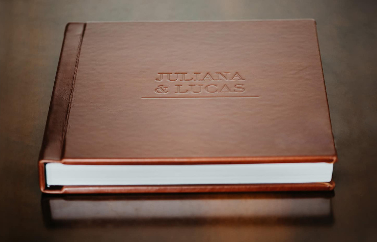 Álbuns fotográficos de casamento com capa de couro