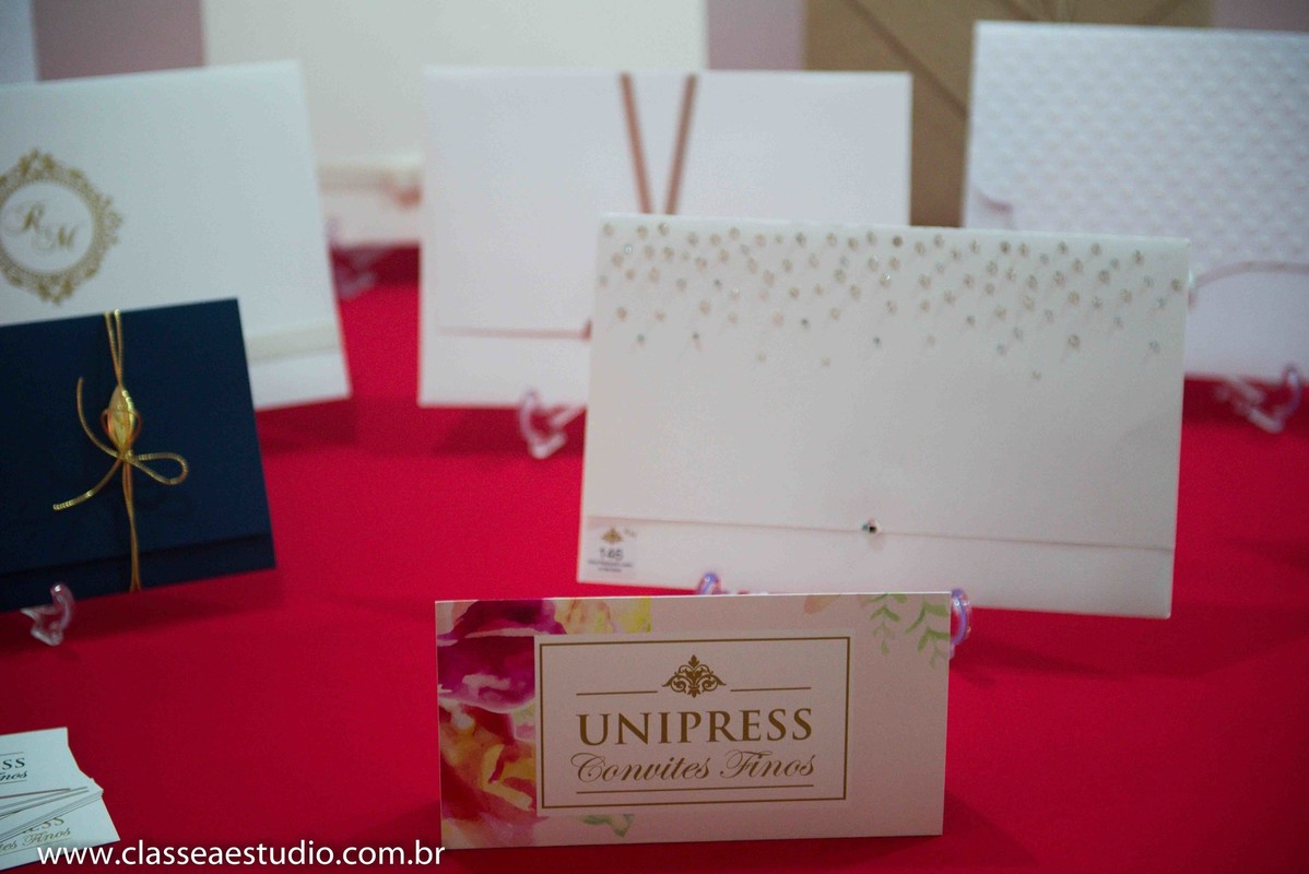 Palestra para noivas na Ferreira Costa com os convites de casamento Unipress