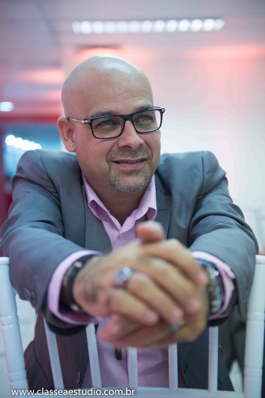 Palestra para noivas na Ferreira Costa com reverendo Markos Leal