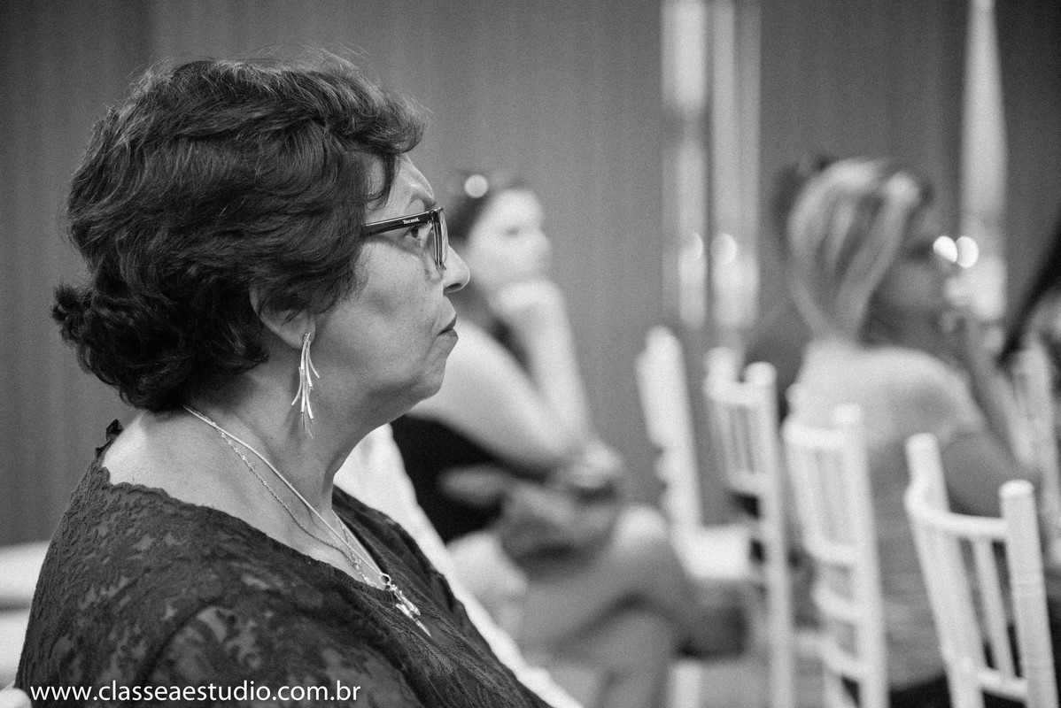 Palestra para noivas na Ferreira Costa com os convites de casamento Unipress