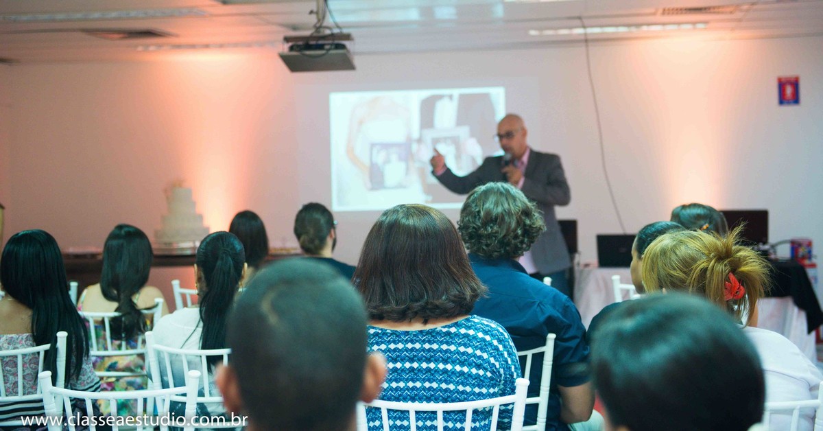 Palestra para noivas na Ferreira Costa com reverendo Markos Leal