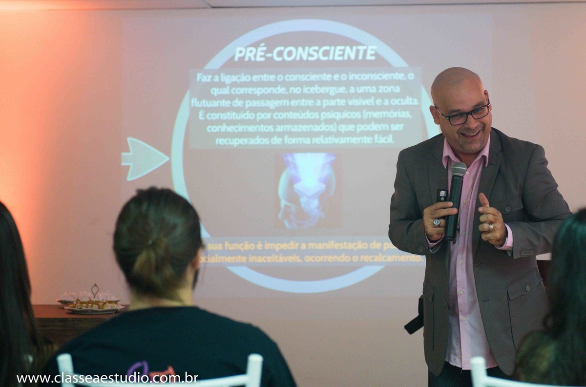 Palestra para noivas na Ferreira Costa sobre casamentos com o reverendo Markos Leal