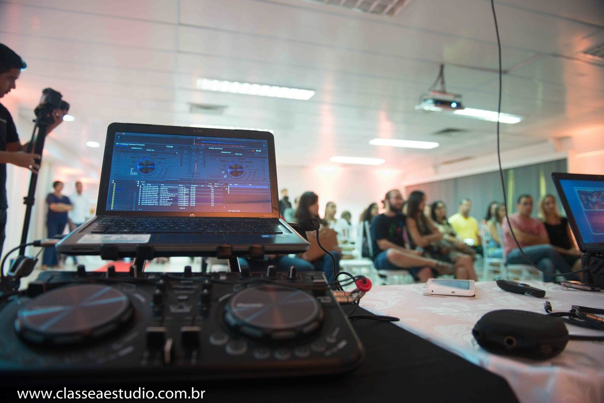 Palestra para noivas na Ferreira Costa com o djs de casamentos Beto Karioca