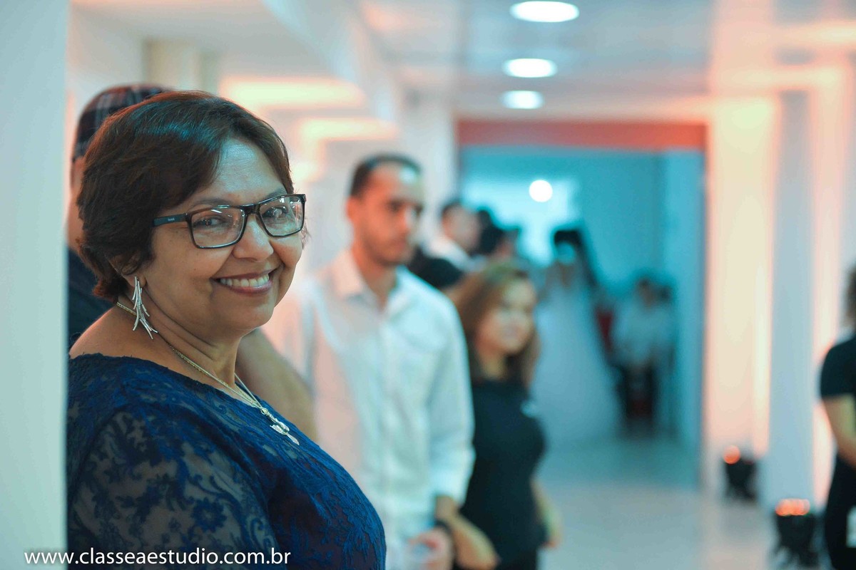 Palestra para noivas na Ferreira Costa com os convites de casamento Unipress