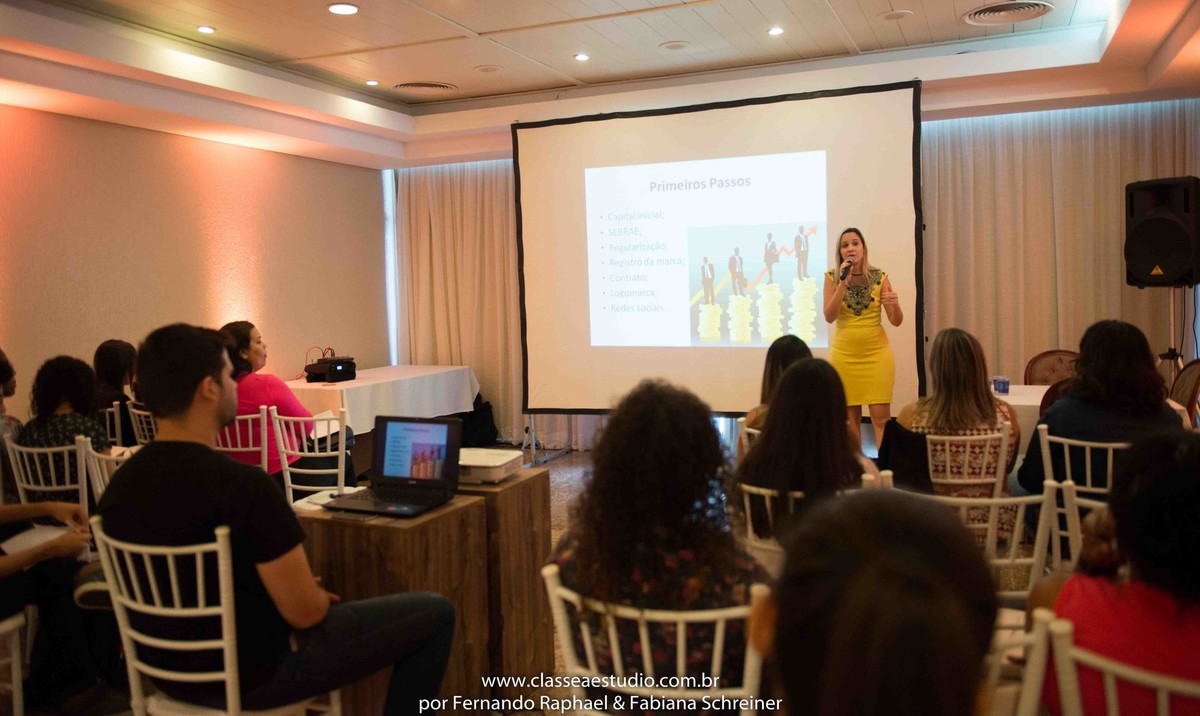 A cerimonialista Tarciana Moraes no workshop para cerimoniais wedding day