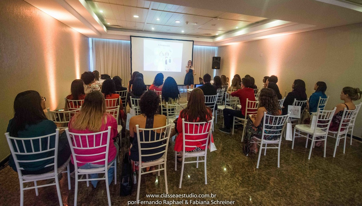 A cerimonialista Tarciana Moraes no workshop para cerimoniais wedding day