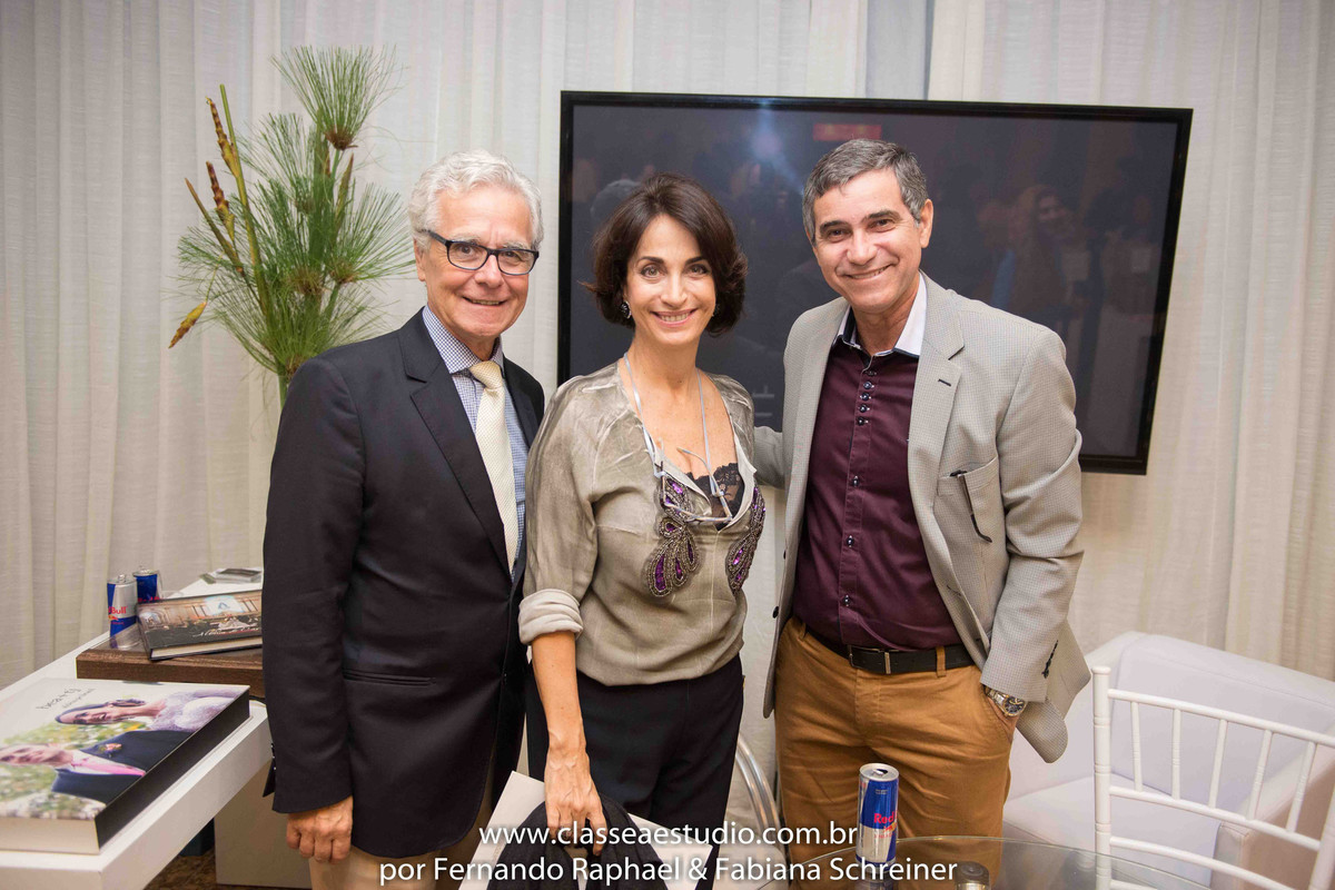 O consultor internacional de vinhos Gilvan Passos com Claudia Matarazzo e Mario Ameni no salão de noivas e festas wedding day