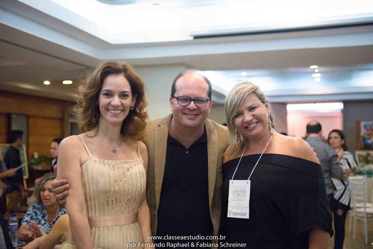 A assessora Paola Muniz do evento Lovely 15, Fernando Raphael e Ana Paula Goes do buffet Barrozo durante o salão de noivas e festas wedding day