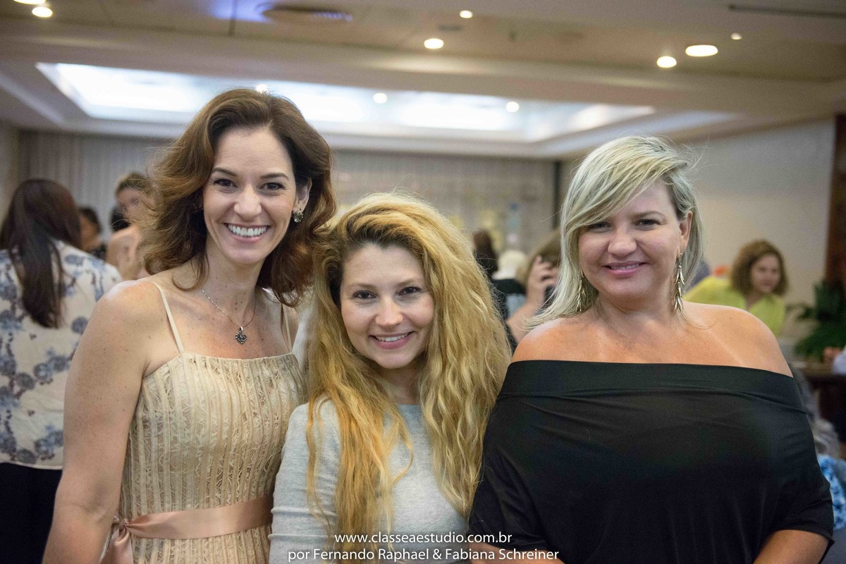 A assessora Paola Muniz do evento Lovely 15, Fabiana Schreiner e Ana Paula Goes do buffet Barrozo durante o salão de noivas e festas wedding day