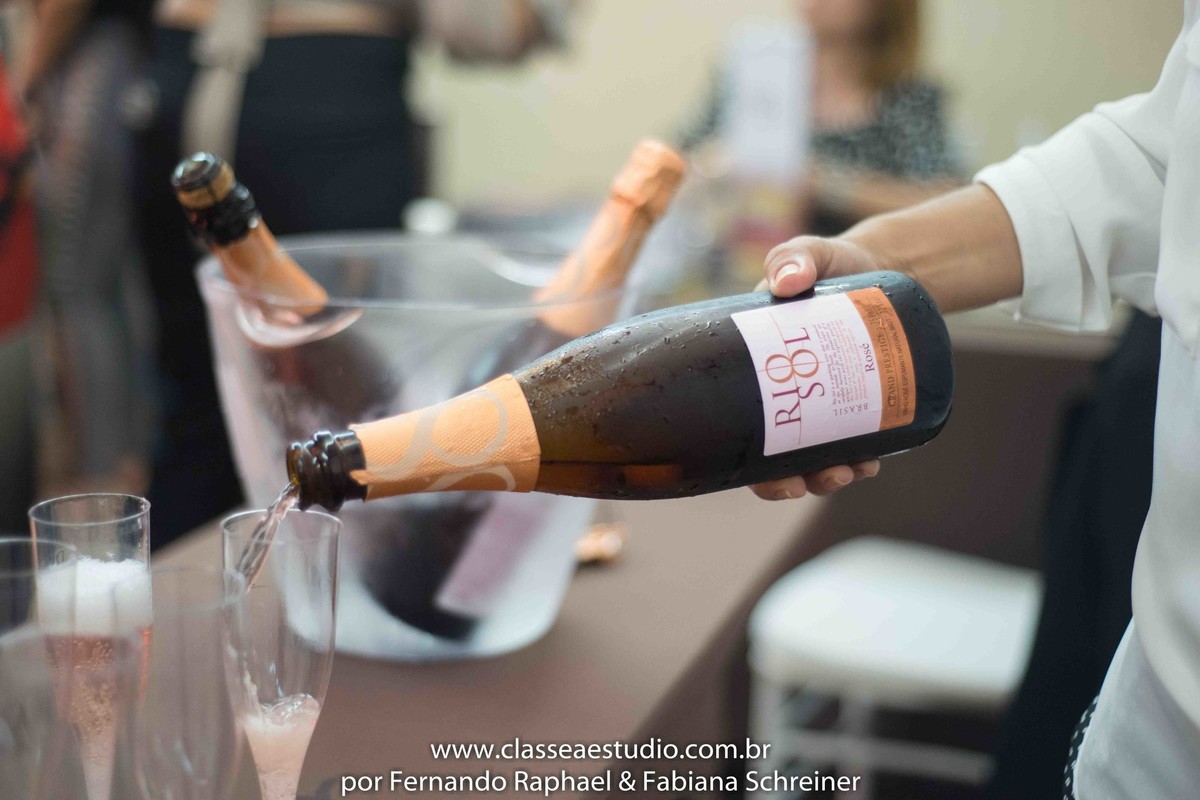 Degustação de espumantes Rio Sol na exposição fotográfica 