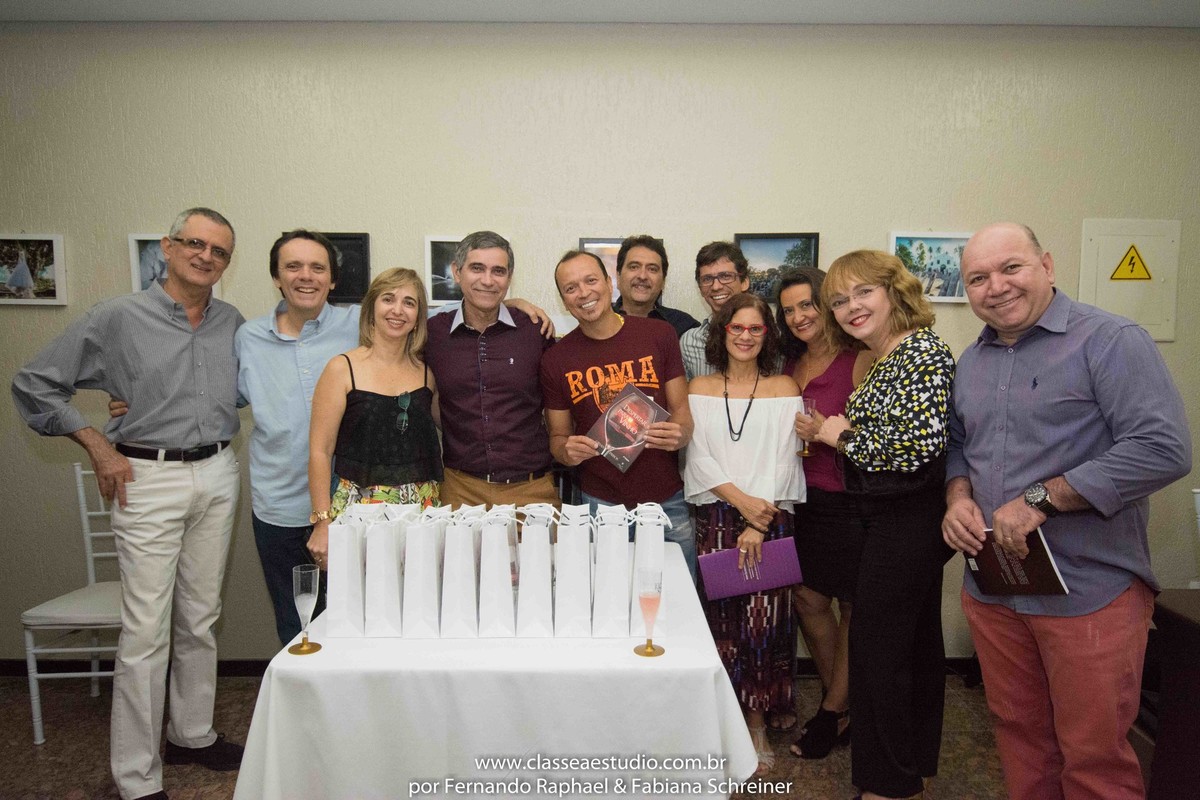 Sessão de autógrafos do consultor internacional de vinhos Gilvan Passos no salão de noivas e festas wedding day