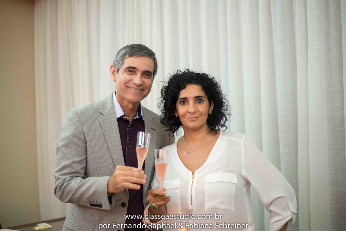 Sessão de autógrafos do consultor internacional de vinhos Gilvan Passos com Denise da Rio sol no salão de noivas e festas wedding day