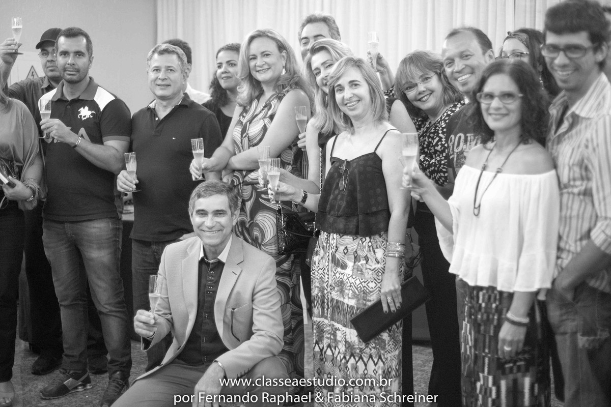 Sessão de autógrafos do consultor internacional de vinhos Gilvan Passos no salão de noivas e festas wedding day