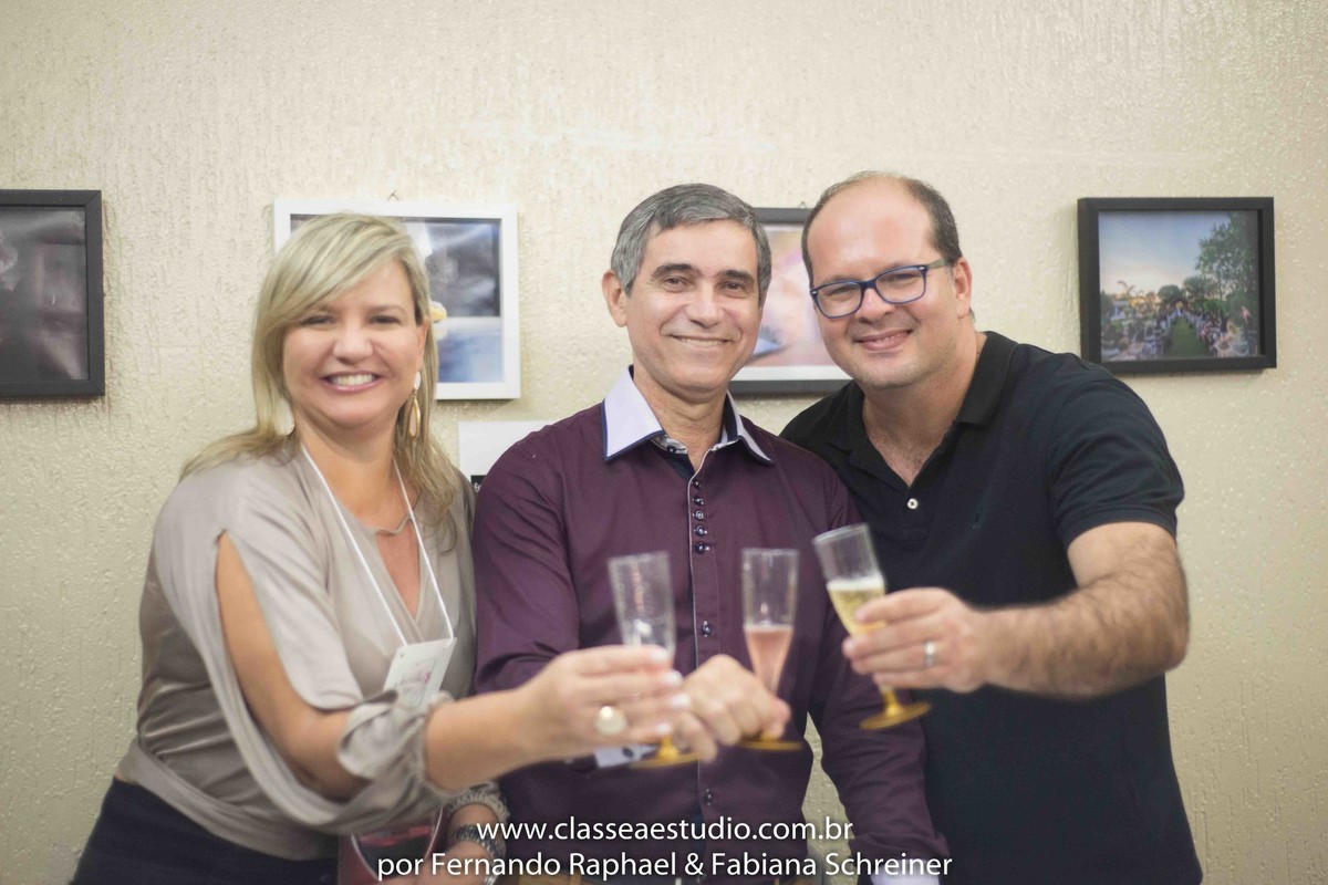 Sessão de autógrafos do consultor internacional de vinhos Gilvan Passos com Ana Paula Goes e Fernando Raphael no salão de noivas e festas wedding day