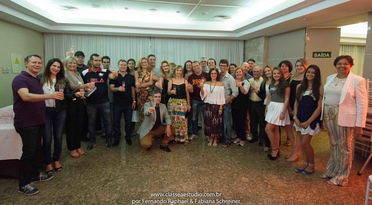 Sessão de autógrafos do consultor internacional de vinhos Gilvan Passos no salão de noivas e festas wedding day