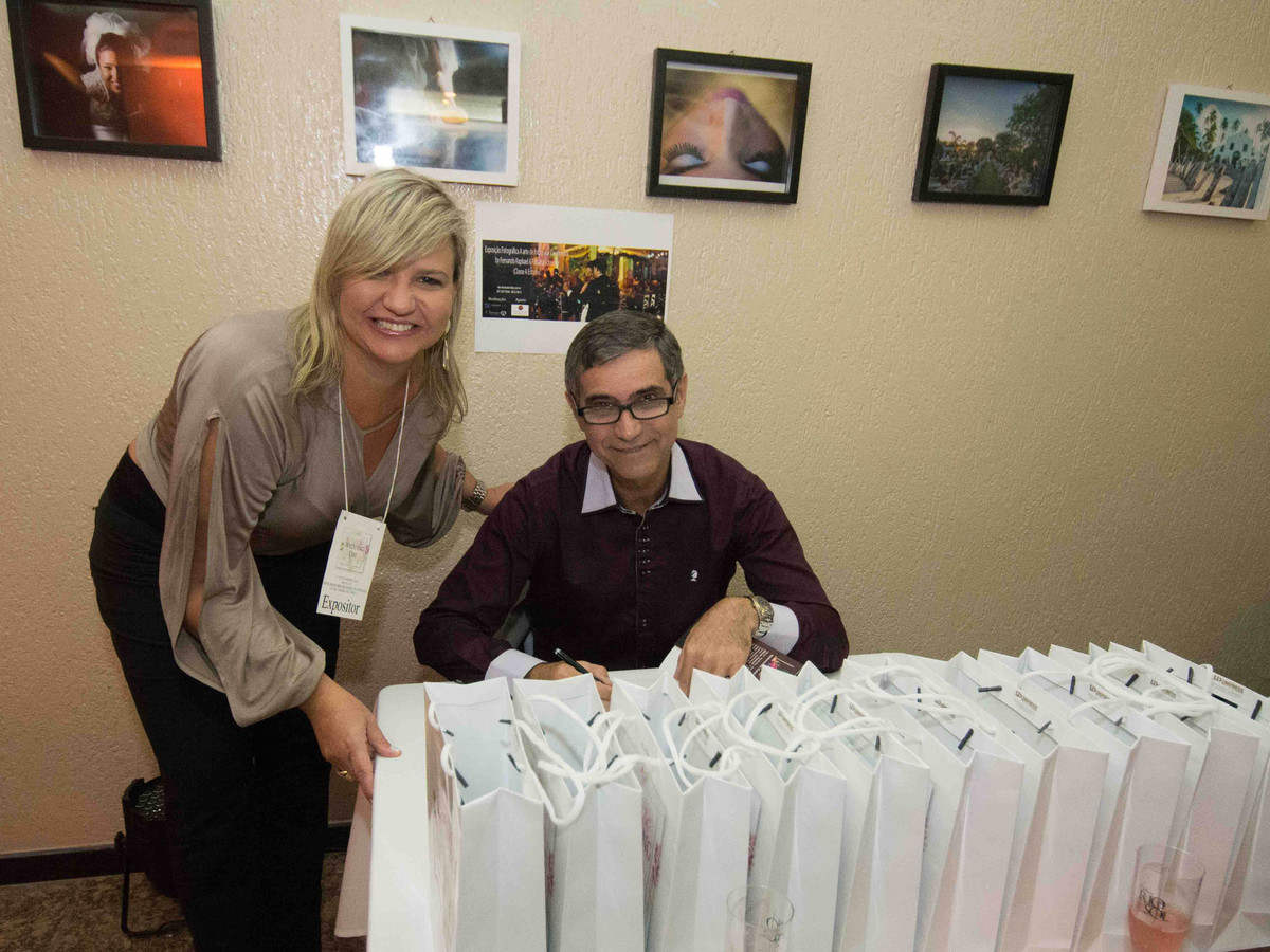 Sessão de autógrafos de Gilvan Passos com Ana Paula Goes no salão de noivas e festas wedding day