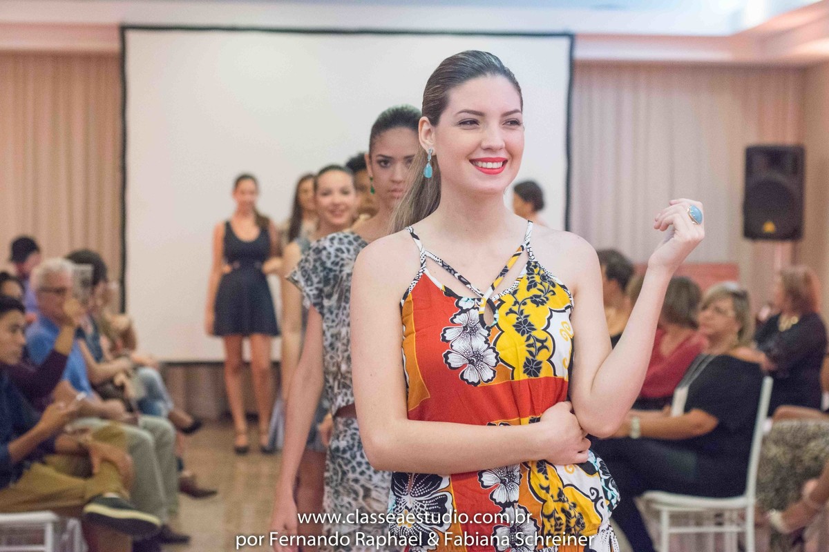 desfile de moda no evento wedding day da Braccialetto joias