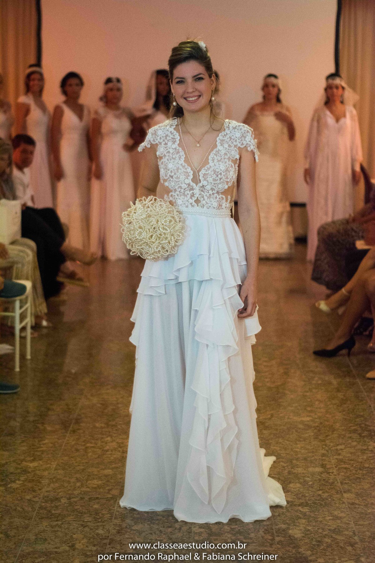 desfile de vestidos de noivas no evento wedding day do estilista Jan Souza