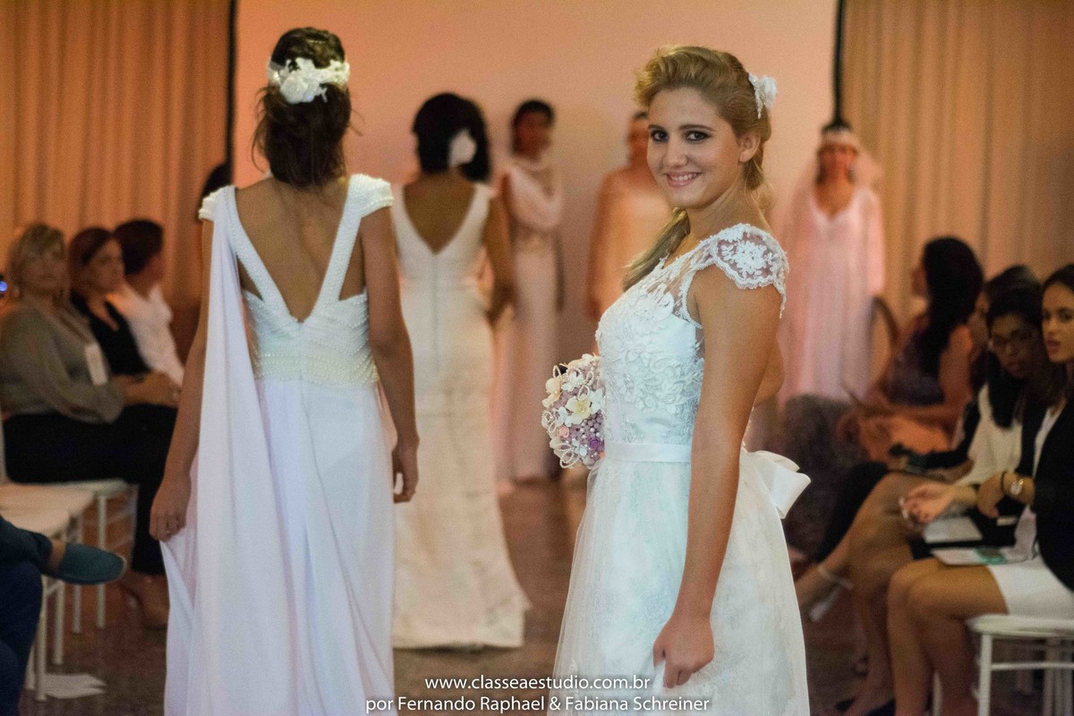 desfile de vestidos de noivas no evento wedding day do estilista Jan Souza