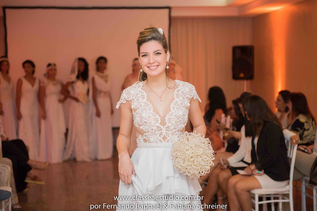 desfile de vestidos de noivas no evento wedding day do estilista Jan Souza