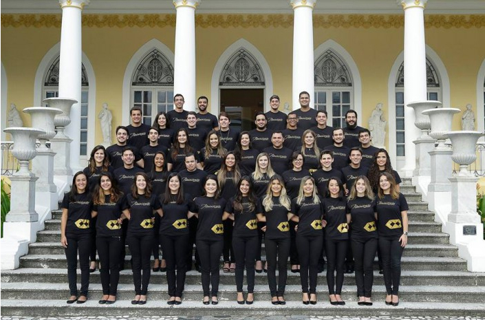 Fotos de formandos no estúdio fotográfico.