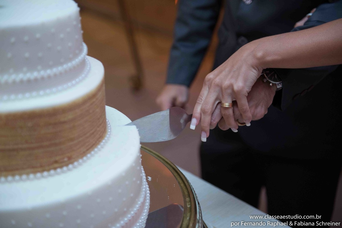 o corte do bolo de casamento