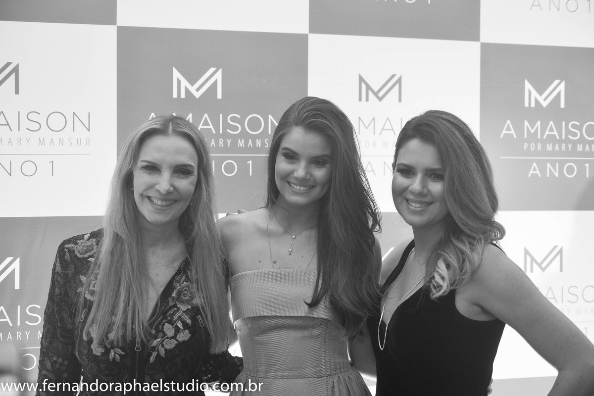 Festa de um ano da loja A Maison, 365 dias de estilo.

A empresária Mary Mansur festejou em grande estilo seu primeiro ano da sua loja A Maison.

No evento aconteceram shows com Nena Queiroga e Preta Gil e contamos a participação da m