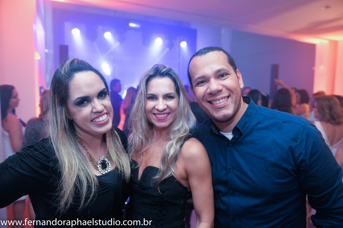 Festa de um ano da loja A Maison, 365 dias de estilo.

A empresária Mary Mansur festejou em grande estilo seu primeiro ano da sua loja A Maison.

No evento aconteceram shows com Nena Queiroga e Preta Gil e contamos a participação da m