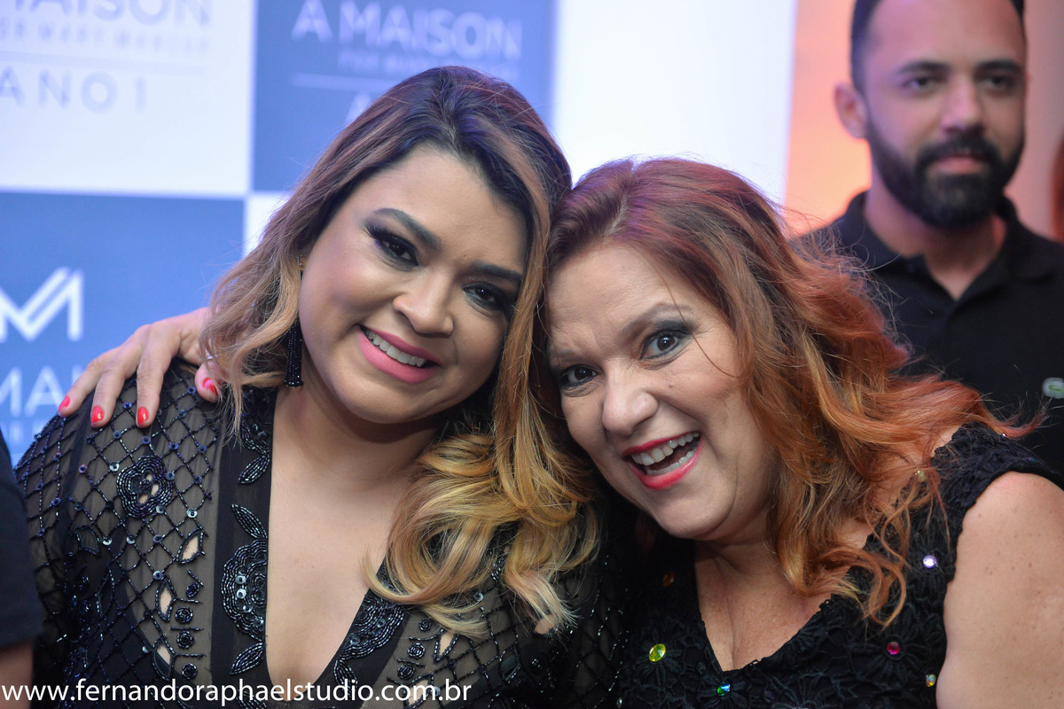 Festa de um ano da loja A Maison, 365 dias de estilo.

A empresária Mary Mansur festejou em grande estilo seu primeiro ano da sua loja A Maison.

No evento aconteceram shows com Nena Queiroga e Preta Gil e contamos a participação da m