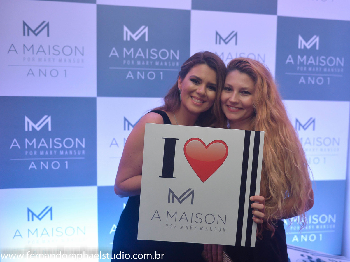 Festa de um ano da loja A Maison, 365 dias de estilo.

A empresária Mary Mansur festejou em grande estilo seu primeiro ano da sua loja A Maison.

No evento aconteceram shows com Nena Queiroga e Preta Gil e contamos a participação da m