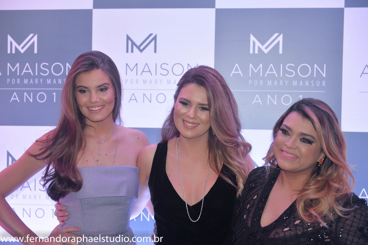 Festa de um ano da loja A Maison, 365 dias de estilo.

A empresária Mary Mansur festejou em grande estilo seu primeiro ano da sua loja A Maison.

No evento aconteceram shows com Nena Queiroga e Preta Gil e contamos a participação da m