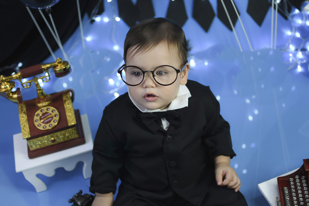 João Gabriel de terno e de óculos