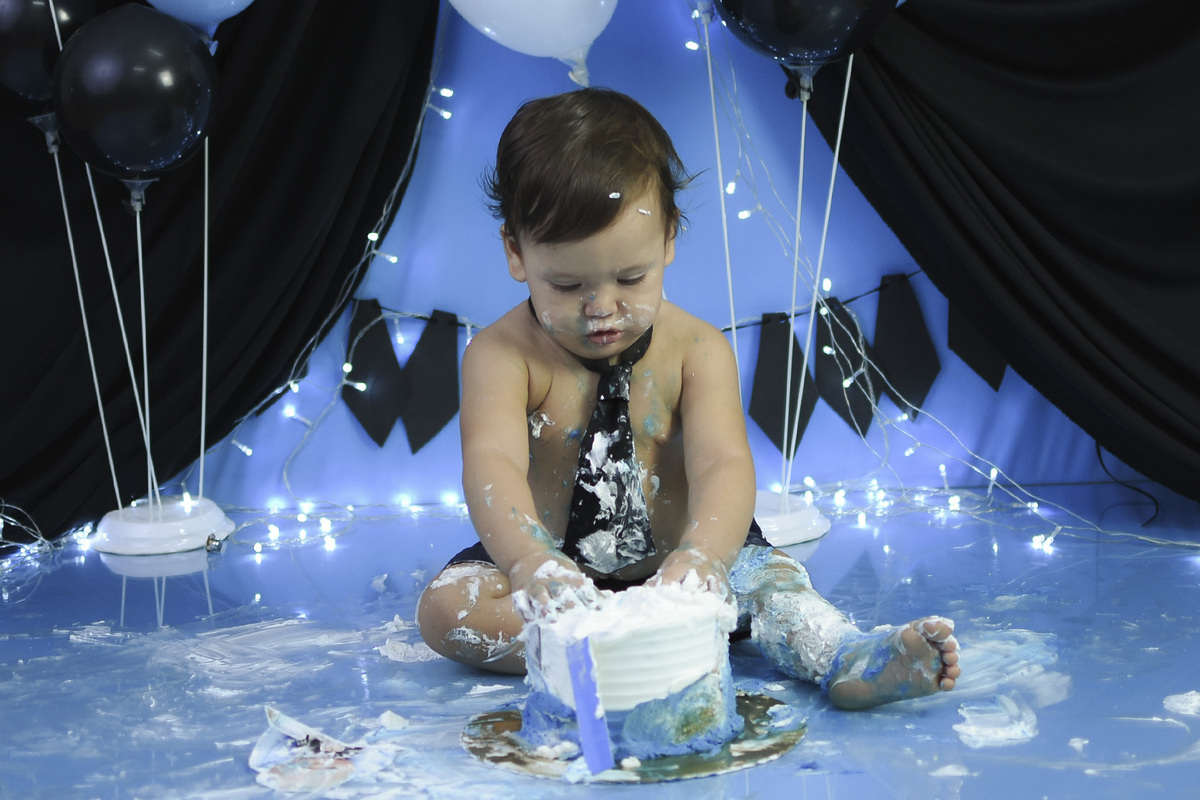 João Gabriel esmagando o bolo