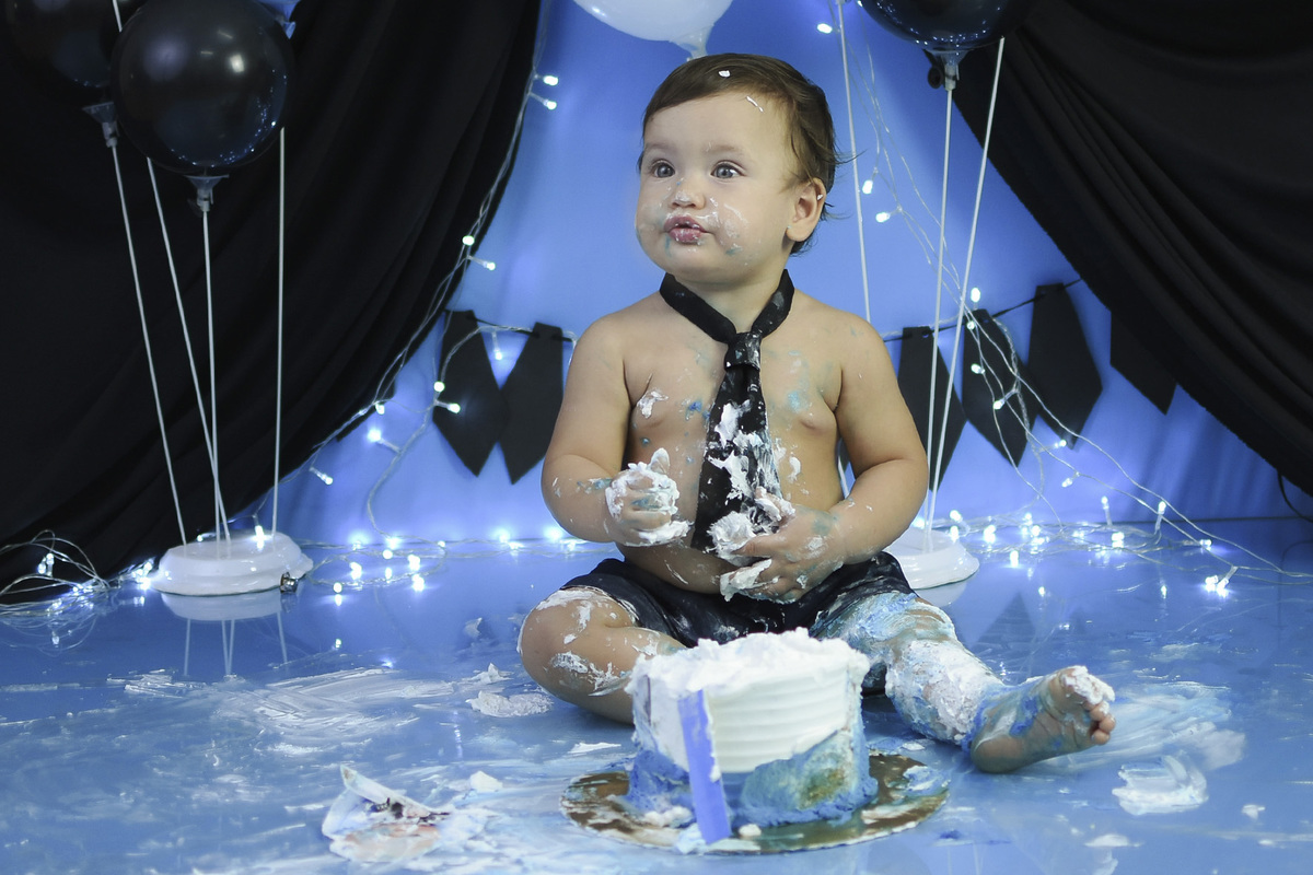 João Gabriel esmagando o bolo e se sujando todo