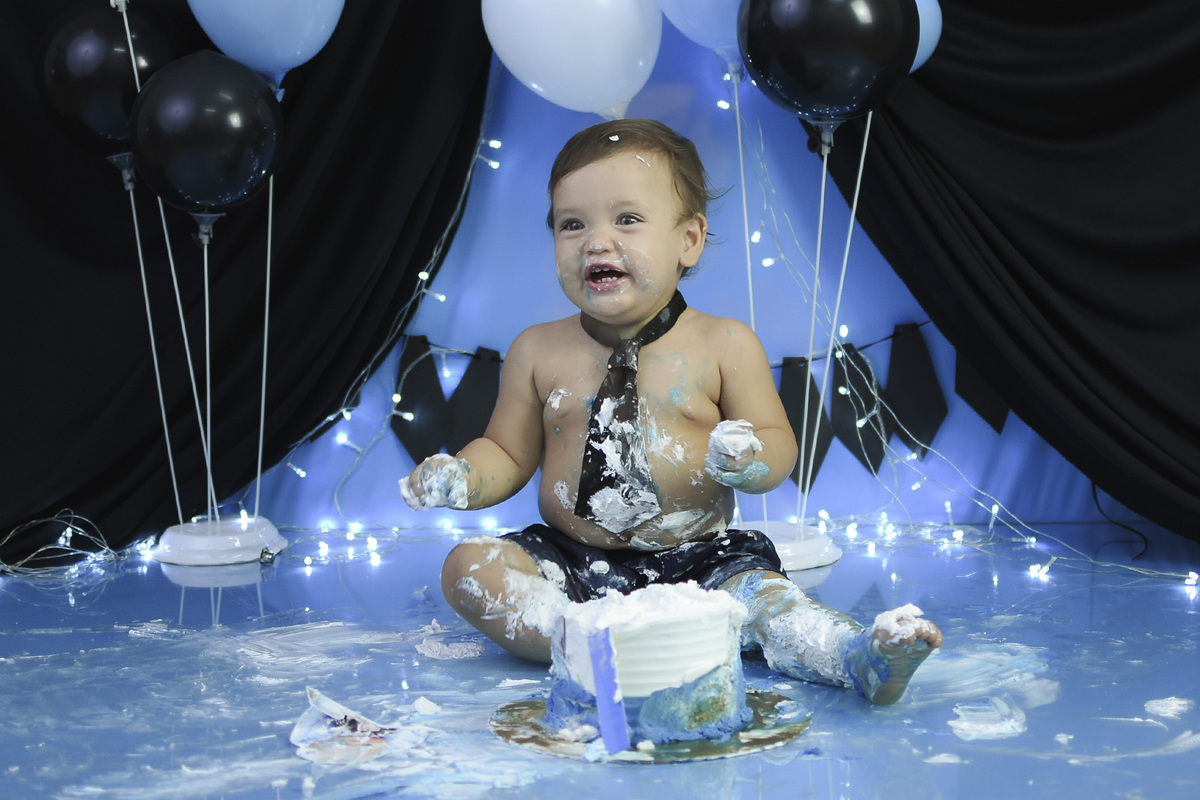 João Gabriel fazendo muita bagunça com o seu bolo