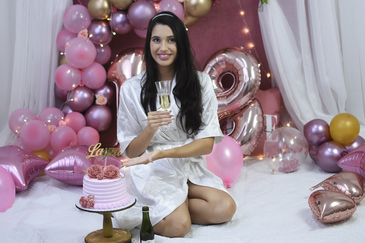 Layza com o bolo e o brinde