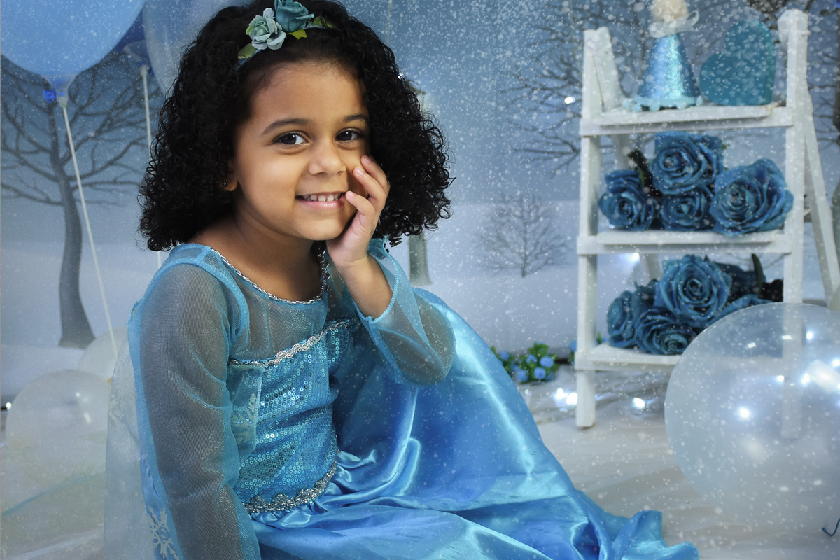 Debora mão no queixo 